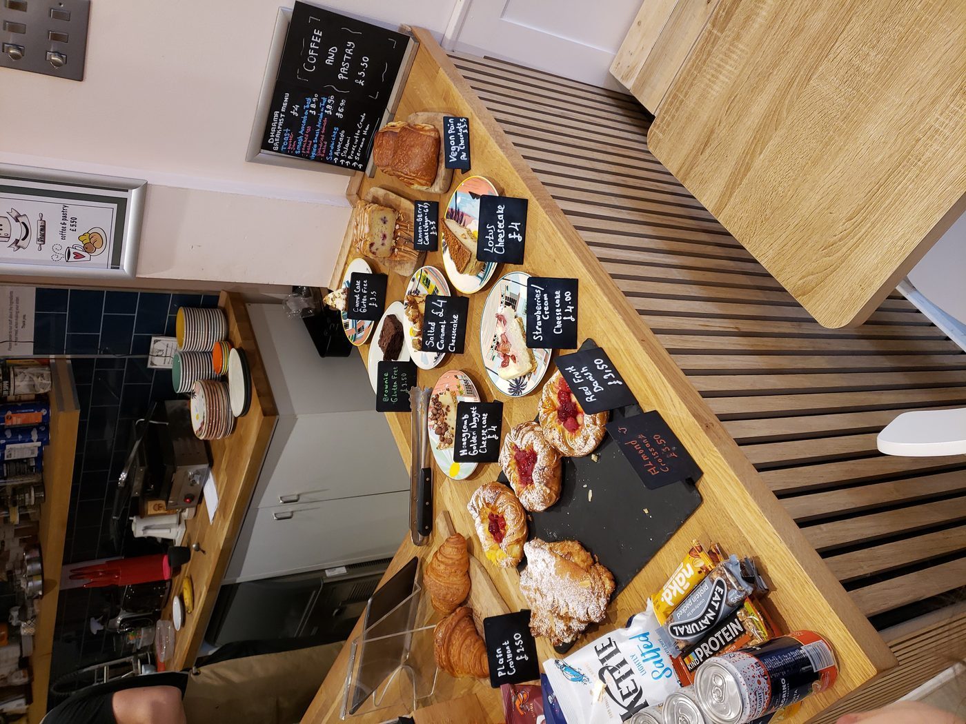 Comptoir de la boulangerie Levain et Sel, présentation chaleureuse des produits du jour