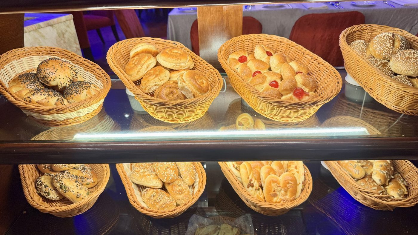 Vitrine de pains et viennoiseries dorés, croissants et pains au levain