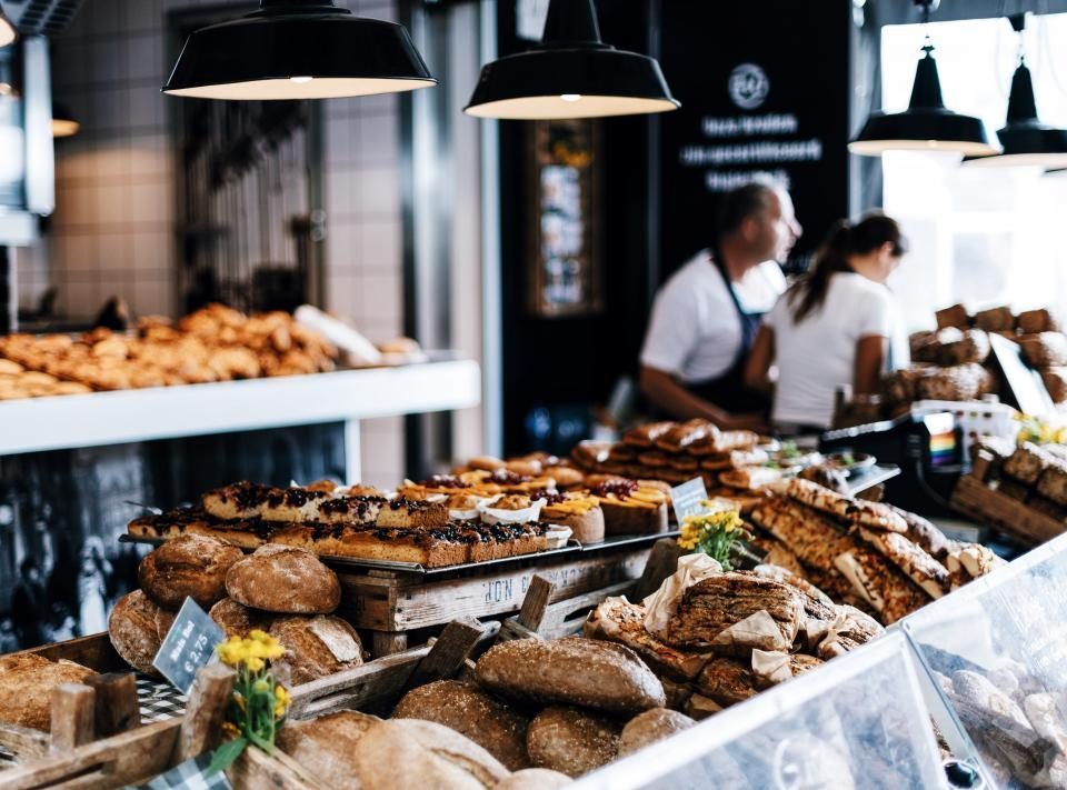 Étal de pains au levain à la croûte épaisse, sortis de la fournée du matin