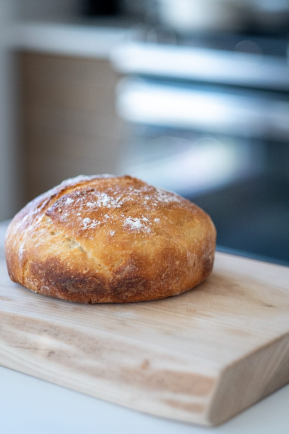 Miche de pain au levain à la croûte dorée, grignes nettes sur le dessus